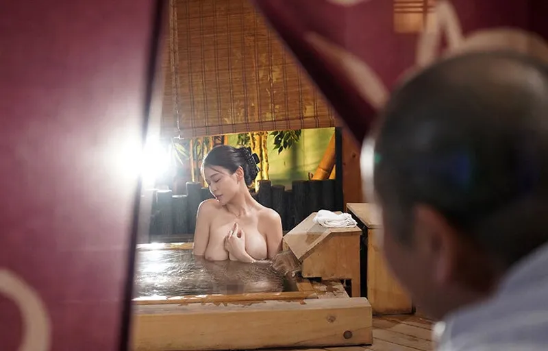 Vợ của con trai bị bố ông chồng nhìn trộm khi đang tắm rồi nắc đến mang thai