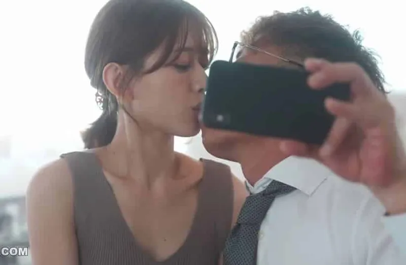 Thấy bà xã hơi lạ, người chồng xem điện thoại vợ yêu và thấy cảnh địt với tiền bối của mình